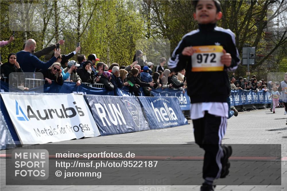 12.04.2026 - 45. Internationalen Wilhelmsburger Insellauf J. Mangold http://msf.ph/oto/9522187 12.04.2026 14:21:35 Ziel 925, 253, 988, 964, 972, 1627, 951, 260, 957, 823 meine-sportfotos.de