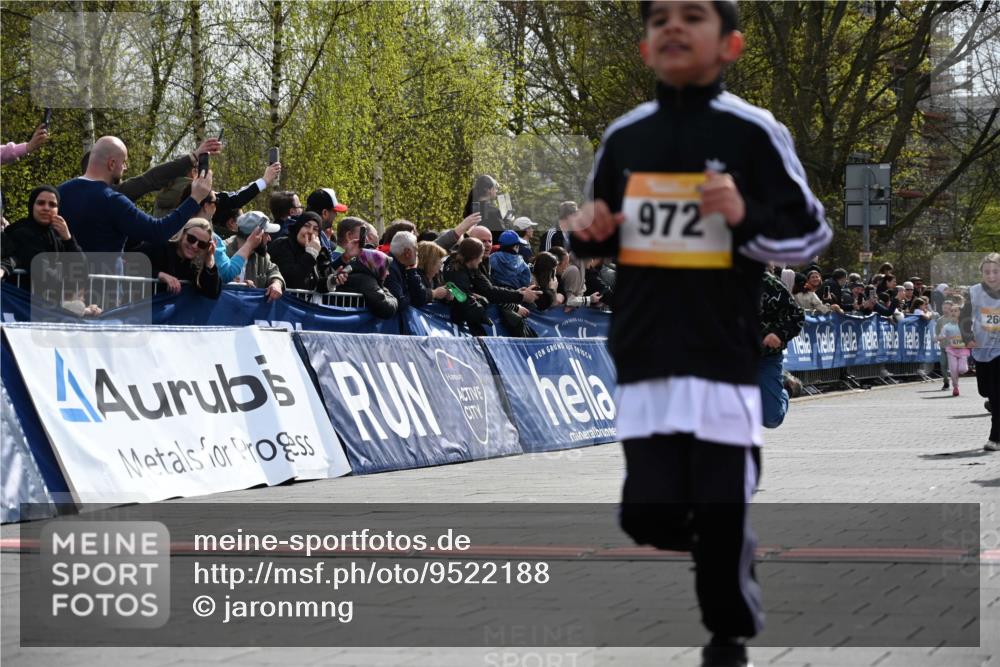 12.04.2026 - 45. Internationalen Wilhelmsburger Insellauf J. Mangold http://msf.ph/oto/9522188 12.04.2026 14:21:35 Ziel 925, 253, 988, 964, 972, 1627, 951, 260, 957, 823 meine-sportfotos.de
