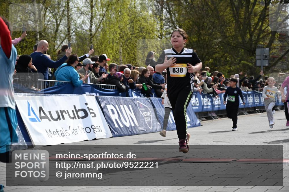 12.04.2026 - 45. Internationalen Wilhelmsburger Insellauf J. Mangold http://msf.ph/oto/9522221 12.04.2026 14:21:46 Ziel 657, 698, 678, 279, 960, 838, 234, 111, 66, 136, 729, 769, 646, 159, 1622, 317, 283, 134 meine-sportfotos.de