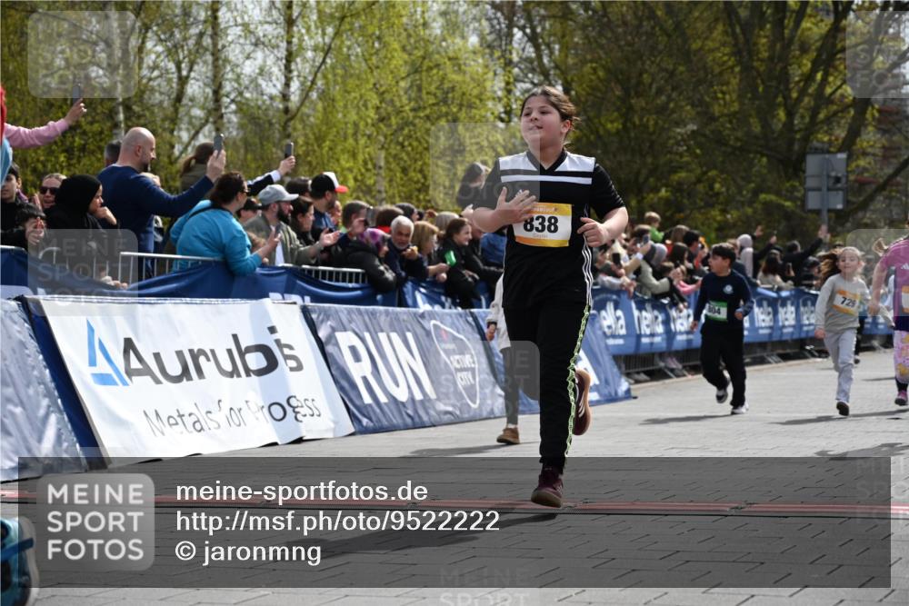 12.04.2026 - 45. Internationalen Wilhelmsburger Insellauf J. Mangold http://msf.ph/oto/9522222 12.04.2026 14:21:46 Ziel 657, 698, 678, 279, 960, 838, 234, 111, 66, 136, 729, 769, 646, 159, 1622, 317, 283, 134 meine-sportfotos.de