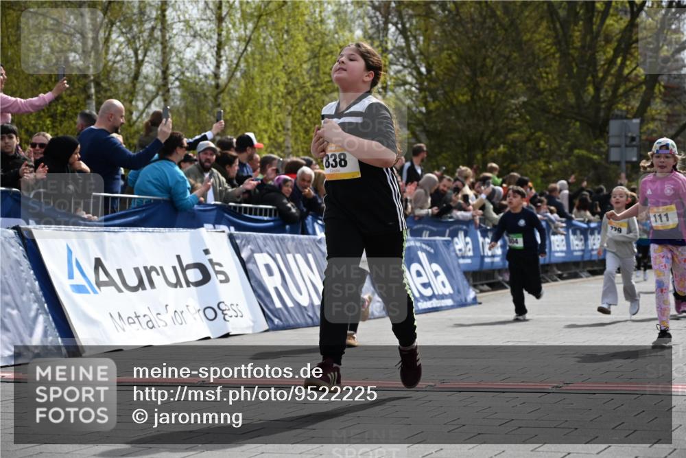 12.04.2026 - 45. Internationalen Wilhelmsburger Insellauf J. Mangold http://msf.ph/oto/9522225 12.04.2026 14:21:46 Ziel 657, 698, 678, 279, 960, 838, 234, 111, 66, 136, 729, 769, 646, 159, 1622, 317, 283, 134 meine-sportfotos.de