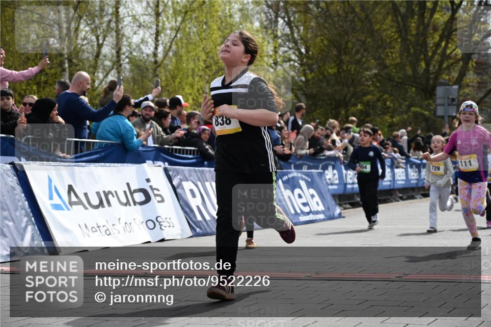12.04.2026 - 45. Internationalen Wilhelmsburger Insellauf J. Mangold http://msf.ph/oto/9522226 12.04.2026 14:21:46 Ziel 657, 698, 678, 279, 960, 838, 234, 111, 66, 136, 729, 769, 646, 159, 1622, 317, 283, 134 meine-sportfotos.de