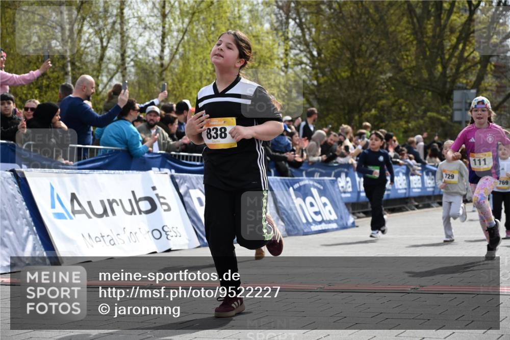 12.04.2026 - 45. Internationalen Wilhelmsburger Insellauf J. Mangold http://msf.ph/oto/9522227 12.04.2026 14:21:46 Ziel 657, 698, 678, 279, 960, 838, 234, 111, 66, 136, 729, 769, 646, 159, 1622, 317, 283, 134 meine-sportfotos.de