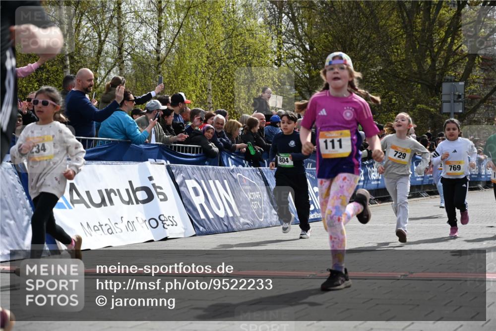 12.04.2026 - 45. Internationalen Wilhelmsburger Insellauf J. Mangold http://msf.ph/oto/9522233 12.04.2026 14:21:47 Ziel 960, 838, 234, 111, 66, 136, 729, 769, 646, 159, 1622, 317, 283, 134, 316, 792 meine-sportfotos.de