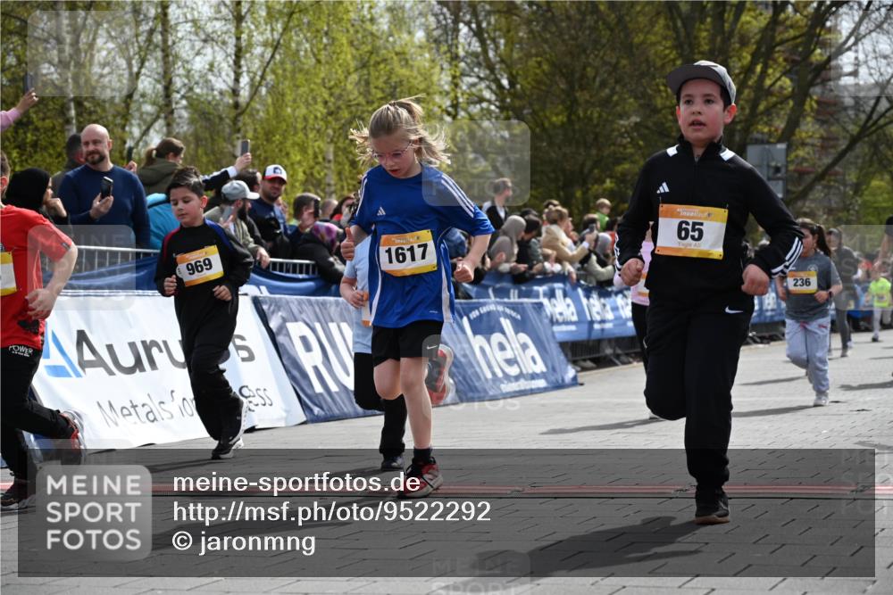 12.04.2026 - 45. Internationalen Wilhelmsburger Insellauf J. Mangold http://msf.ph/oto/9522292 12.04.2026 14:21:54 Ziel 134, 316, 792, 763, 255, 65, 1617, 969, 799, 974, 482, 236, 810, 488, 814 meine-sportfotos.de