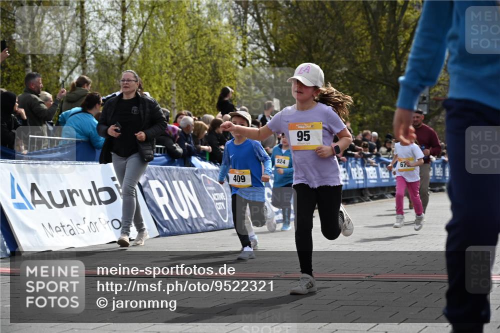 12.04.2026 - 45. Internationalen Wilhelmsburger Insellauf J. Mangold http://msf.ph/oto/9522321 12.04.2026 14:22:00 Ziel 236, 810, 488, 814, 95, 409, 595, 673, 924, 824, 227 meine-sportfotos.de