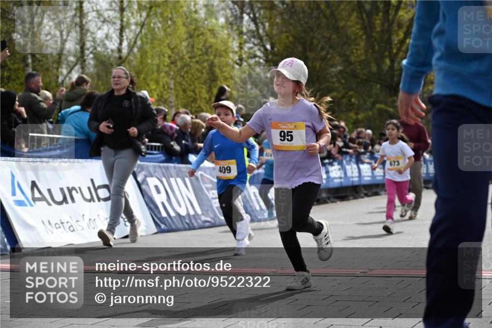 12.04.2026 - 45. Internationalen Wilhelmsburger Insellauf J. Mangold http://msf.ph/oto/9522322 12.04.2026 14:22:00 Ziel 236, 810, 488, 814, 95, 409, 595, 673, 924, 824, 227 meine-sportfotos.de