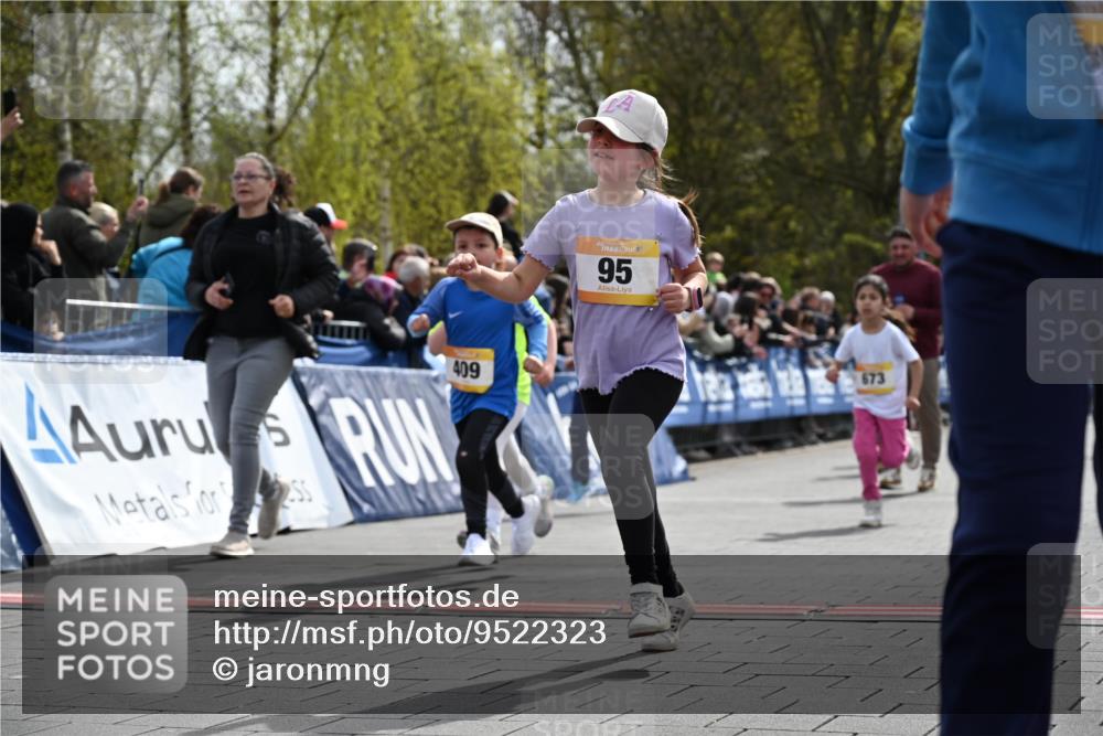 12.04.2026 - 45. Internationalen Wilhelmsburger Insellauf J. Mangold http://msf.ph/oto/9522323 12.04.2026 14:22:00 Ziel 236, 810, 488, 814, 95, 409, 595, 673, 924, 824, 227 meine-sportfotos.de