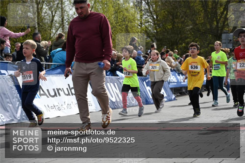 12.04.2026 - 45. Internationalen Wilhelmsburger Insellauf J. Mangold http://msf.ph/oto/9522325 12.04.2026 14:22:04 Ziel 409, 595, 673, 924, 824, 227, 636, 612, 321, 695, 798, 971, 807, 685 meine-sportfotos.de