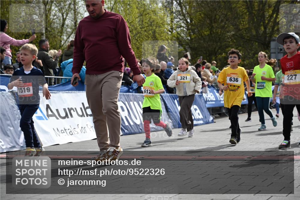 12.04.2026 - 45. Internationalen Wilhelmsburger Insellauf J. Mangold http://msf.ph/oto/9522326 12.04.2026 14:22:04 Ziel 409, 595, 673, 924, 824, 227, 636, 612, 321, 695, 798, 971, 807, 685 meine-sportfotos.de