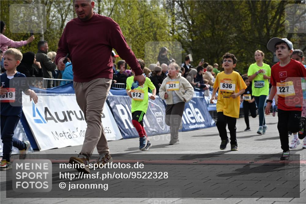 12.04.2026 - 45. Internationalen Wilhelmsburger Insellauf J. Mangold http://msf.ph/oto/9522328 12.04.2026 14:22:05 Ziel 673, 924, 824, 227, 636, 612, 321, 695, 798, 971, 807, 685 meine-sportfotos.de