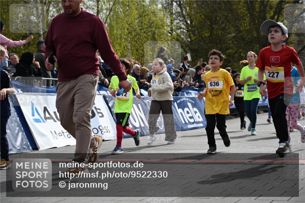 12.04.2026 - 45. Internationalen Wilhelmsburger Insellauf J. Mangold http://msf.ph/oto/9522330 12.04.2026 14:22:05 Ziel 673, 924, 824, 227, 636, 612, 321, 695, 798, 971, 807, 685 meine-sportfotos.de
