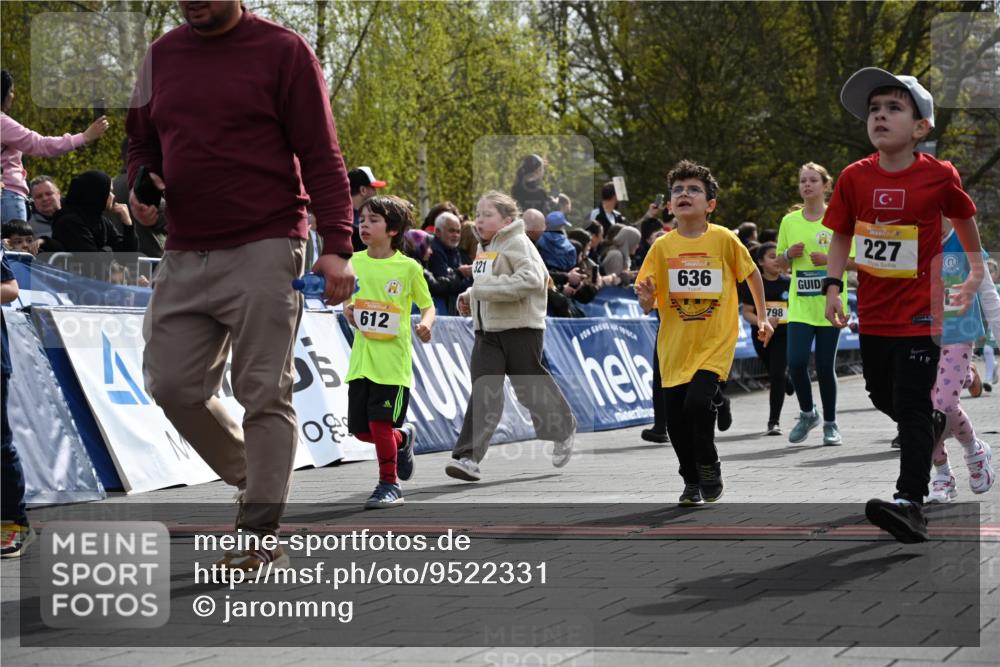 12.04.2026 - 45. Internationalen Wilhelmsburger Insellauf J. Mangold http://msf.ph/oto/9522331 12.04.2026 14:22:05 Ziel 673, 924, 824, 227, 636, 612, 321, 695, 798, 971, 807, 685 meine-sportfotos.de