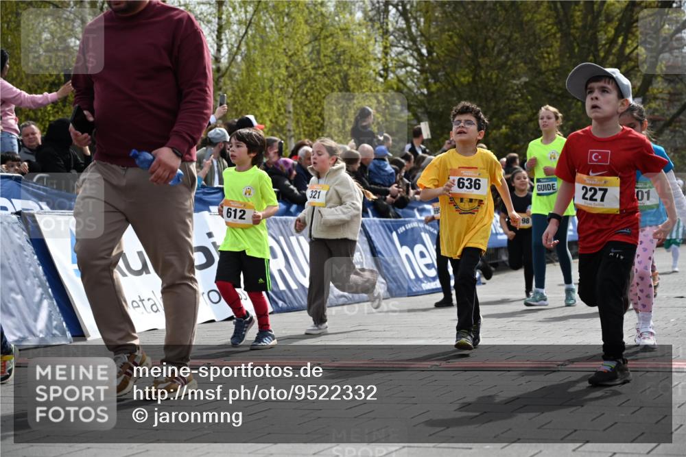 12.04.2026 - 45. Internationalen Wilhelmsburger Insellauf J. Mangold http://msf.ph/oto/9522332 12.04.2026 14:22:05 Ziel 673, 924, 824, 227, 636, 612, 321, 695, 798, 971, 807, 685 meine-sportfotos.de