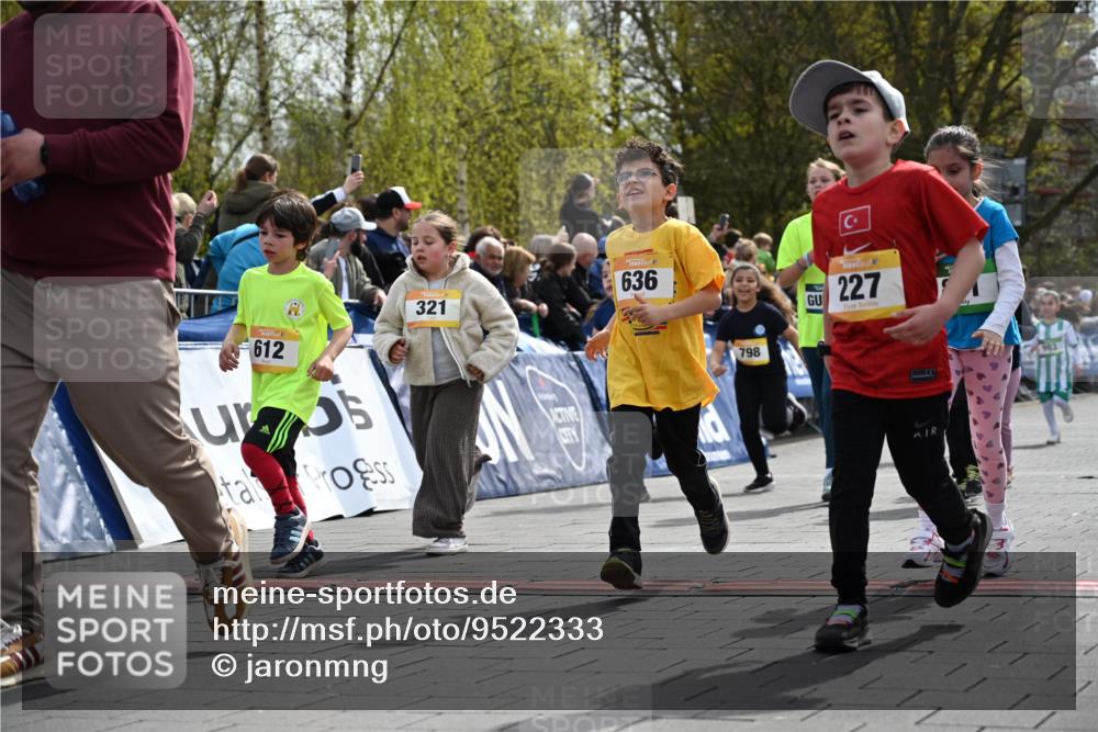 12.04.2026 - 45. Internationalen Wilhelmsburger Insellauf J. Mangold http://msf.ph/oto/9522333 12.04.2026 14:22:05 Ziel 673, 924, 824, 227, 636, 612, 321, 695, 798, 971, 807, 685 meine-sportfotos.de