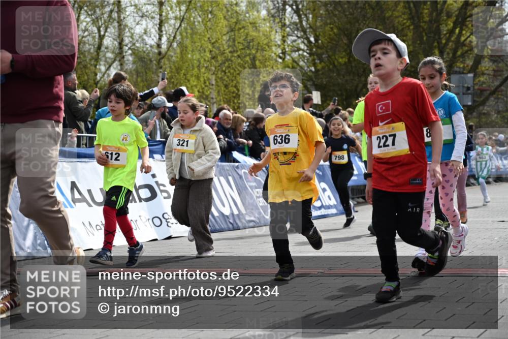 12.04.2026 - 45. Internationalen Wilhelmsburger Insellauf J. Mangold http://msf.ph/oto/9522334 12.04.2026 14:22:05 Ziel 673, 924, 824, 227, 636, 612, 321, 695, 798, 971, 807, 685 meine-sportfotos.de