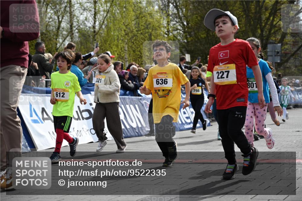 12.04.2026 - 45. Internationalen Wilhelmsburger Insellauf J. Mangold http://msf.ph/oto/9522335 12.04.2026 14:22:05 Ziel 673, 924, 824, 227, 636, 612, 321, 695, 798, 971, 807, 685 meine-sportfotos.de