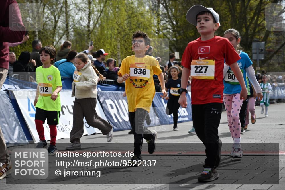 12.04.2026 - 45. Internationalen Wilhelmsburger Insellauf J. Mangold http://msf.ph/oto/9522337 12.04.2026 14:22:06 Ziel 924, 824, 227, 636, 612, 321, 695, 798, 971, 807, 685 meine-sportfotos.de