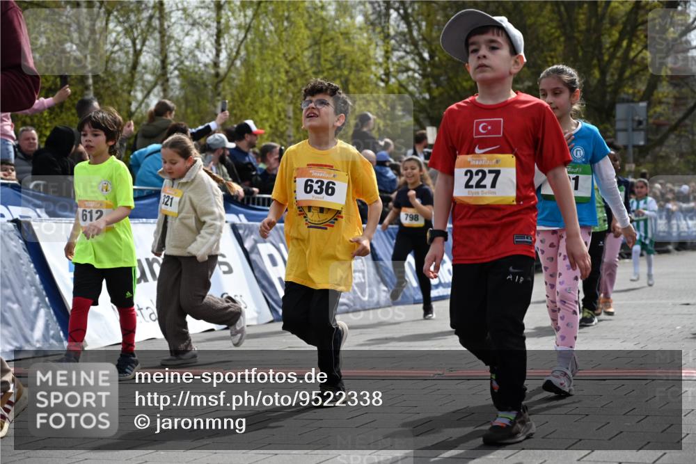 12.04.2026 - 45. Internationalen Wilhelmsburger Insellauf J. Mangold http://msf.ph/oto/9522338 12.04.2026 14:22:06 Ziel 924, 824, 227, 636, 612, 321, 695, 798, 971, 807, 685 meine-sportfotos.de