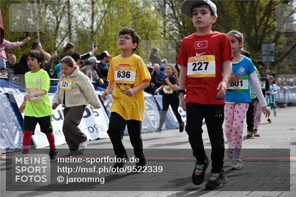 12.04.2026 - 45. Internationalen Wilhelmsburger Insellauf J. Mangold http://msf.ph/oto/9522339 12.04.2026 14:22:06 Ziel 924, 824, 227, 636, 612, 321, 695, 798, 971, 807, 685 meine-sportfotos.de