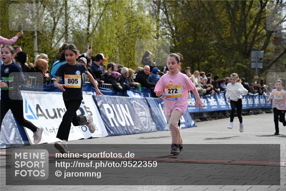 12.04.2026 - 45. Internationalen Wilhelmsburger Insellauf J. Mangold http://msf.ph/oto/9522359 12.04.2026 14:22:19 Ziel 926, 981, 1620, 414, 805, 272, 124, 731, 739 meine-sportfotos.de