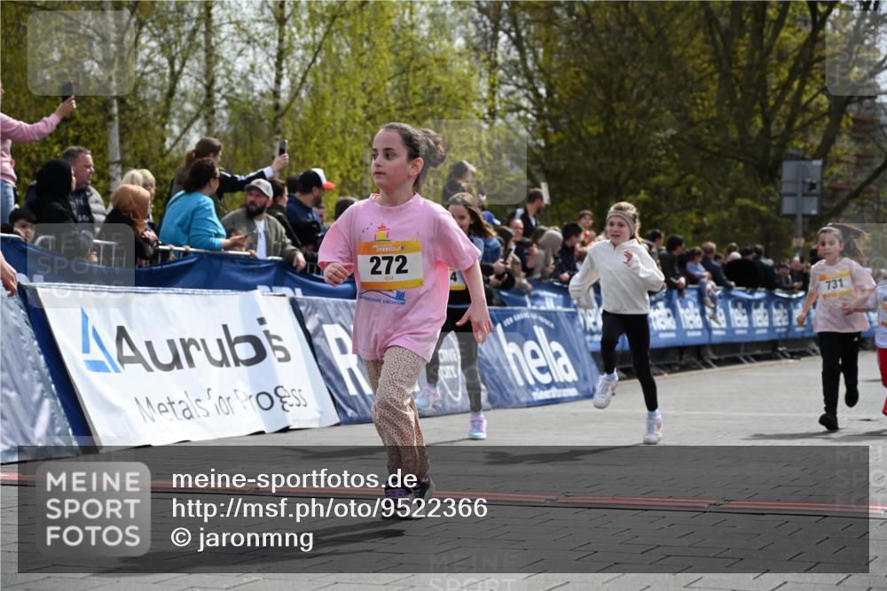 12.04.2026 - 45. Internationalen Wilhelmsburger Insellauf J. Mangold http://msf.ph/oto/9522366 12.04.2026 14:22:20 Ziel 981, 1620, 414, 805, 272, 124, 731, 739 meine-sportfotos.de