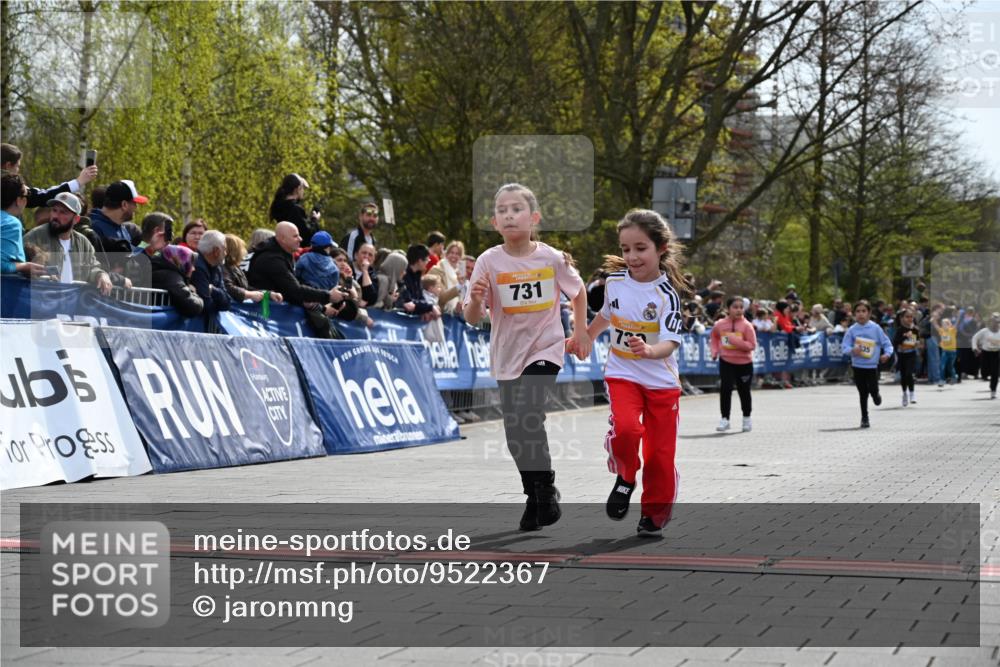12.04.2026 - 45. Internationalen Wilhelmsburger Insellauf J. Mangold http://msf.ph/oto/9522367 12.04.2026 14:22:22 Ziel 805, 272, 124, 731, 739, 580, 835 meine-sportfotos.de