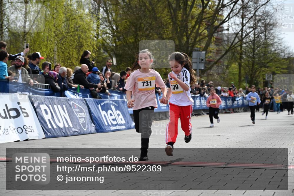 12.04.2026 - 45. Internationalen Wilhelmsburger Insellauf J. Mangold http://msf.ph/oto/9522369 12.04.2026 14:22:22 Ziel 805, 272, 124, 731, 739, 580, 835 meine-sportfotos.de
