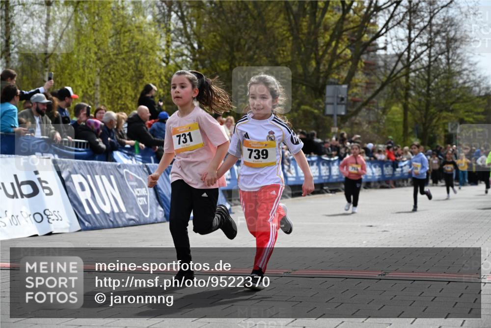 12.04.2026 - 45. Internationalen Wilhelmsburger Insellauf J. Mangold http://msf.ph/oto/9522370 12.04.2026 14:22:22 Ziel 805, 272, 124, 731, 739, 580, 835 meine-sportfotos.de