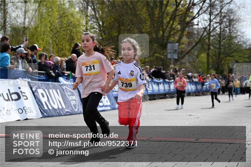 12.04.2026 - 45. Internationalen Wilhelmsburger Insellauf J. Mangold http://msf.ph/oto/9522371 12.04.2026 14:22:22 Ziel 805, 272, 124, 731, 739, 580, 835 meine-sportfotos.de