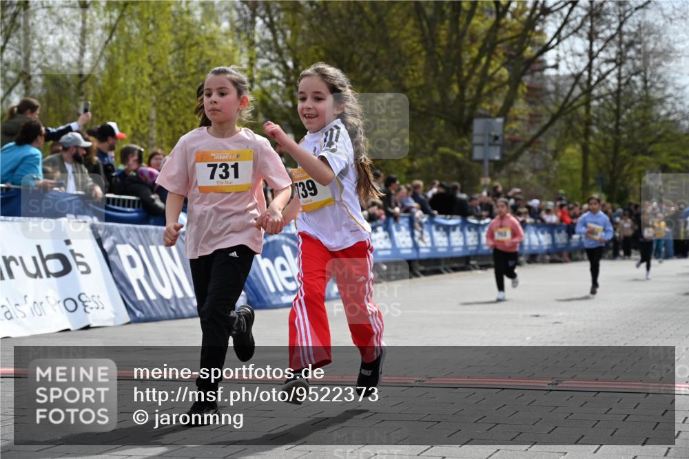12.04.2026 - 45. Internationalen Wilhelmsburger Insellauf J. Mangold http://msf.ph/oto/9522373 12.04.2026 14:22:22 Ziel 805, 272, 124, 731, 739, 580, 835 meine-sportfotos.de