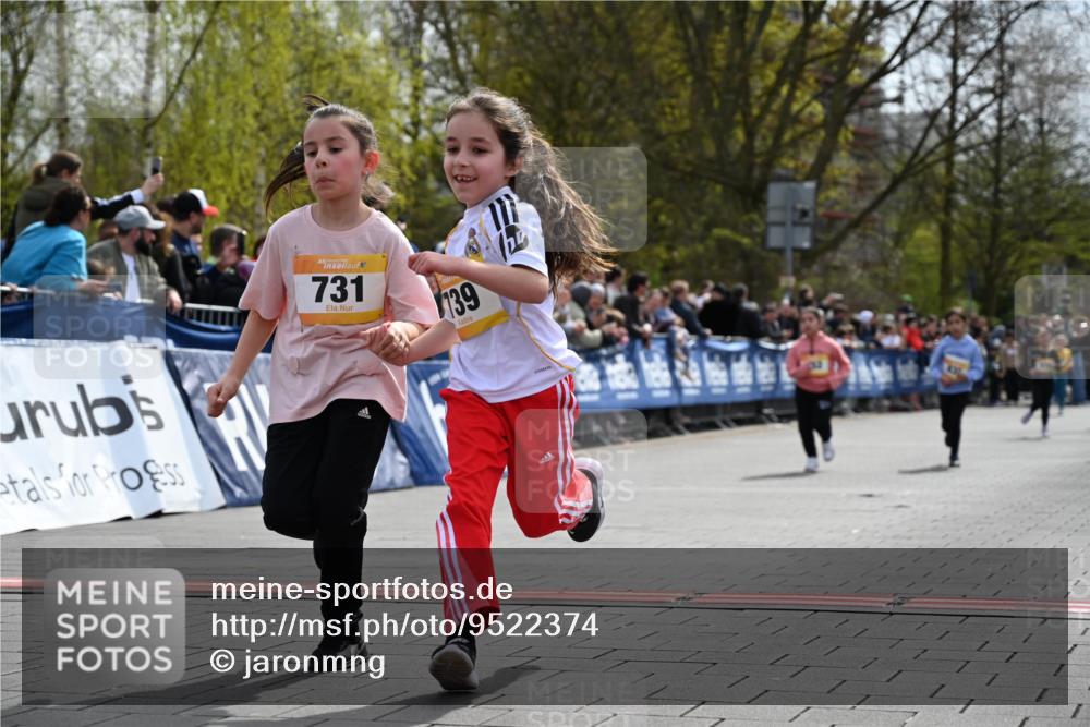 12.04.2026 - 45. Internationalen Wilhelmsburger Insellauf J. Mangold http://msf.ph/oto/9522374 12.04.2026 14:22:22 Ziel 805, 272, 124, 731, 739, 580, 835 meine-sportfotos.de
