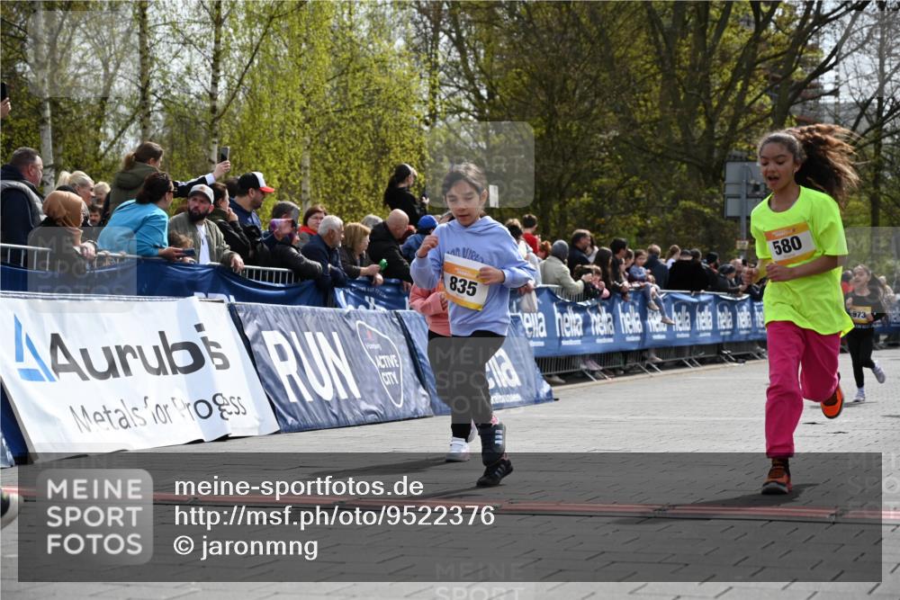 12.04.2026 - 45. Internationalen Wilhelmsburger Insellauf J. Mangold http://msf.ph/oto/9522376 12.04.2026 14:22:26 Ziel 731, 739, 580, 835, 752, 761, 559, 315, 973 meine-sportfotos.de