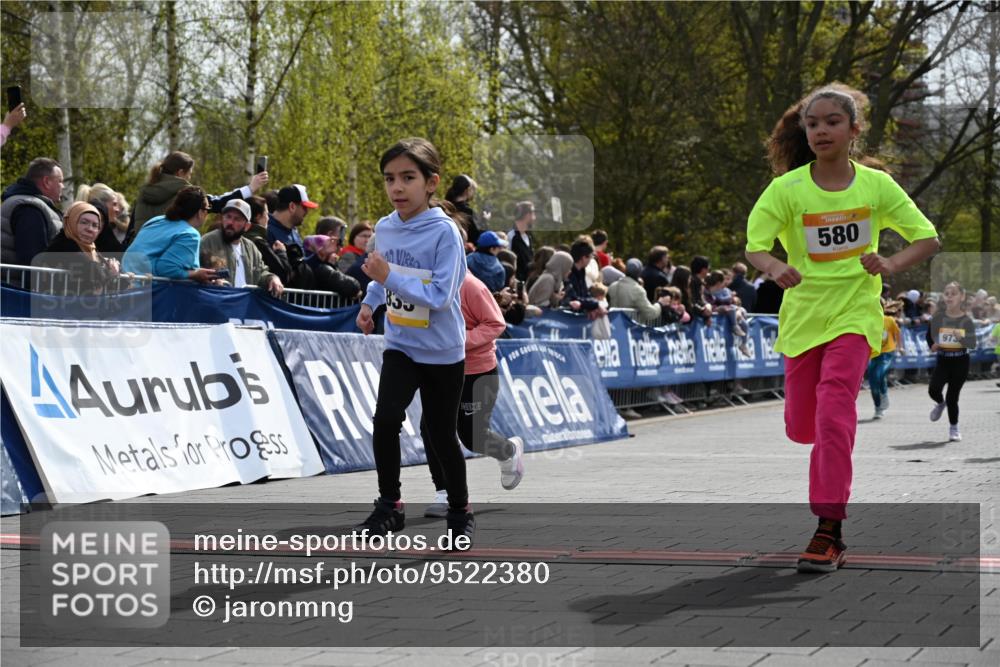 12.04.2026 - 45. Internationalen Wilhelmsburger Insellauf J. Mangold http://msf.ph/oto/9522380 12.04.2026 14:22:26 Ziel 731, 739, 580, 835, 752, 761, 559, 315, 973 meine-sportfotos.de