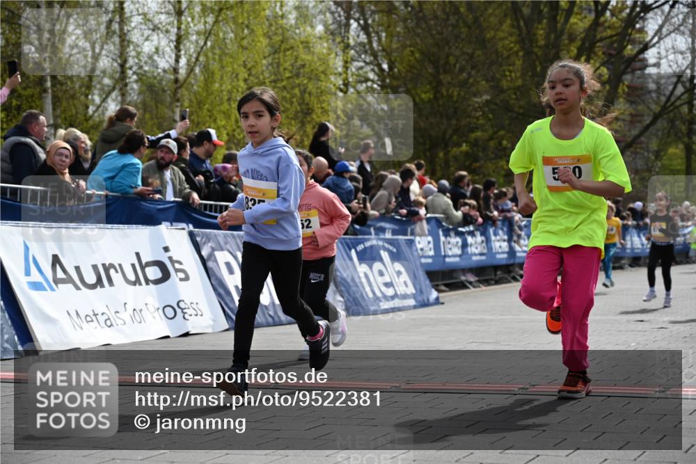 12.04.2026 - 45. Internationalen Wilhelmsburger Insellauf J. Mangold http://msf.ph/oto/9522381 12.04.2026 14:22:26 Ziel 731, 739, 580, 835, 752, 761, 559, 315, 973 meine-sportfotos.de