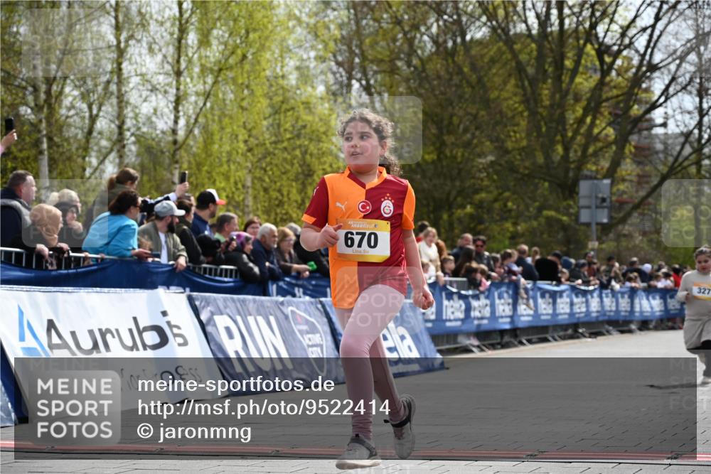 12.04.2026 - 45. Internationalen Wilhelmsburger Insellauf J. Mangold http://msf.ph/oto/9522414 12.04.2026 14:22:37 Ziel 1629, 56, 670, 327 meine-sportfotos.de