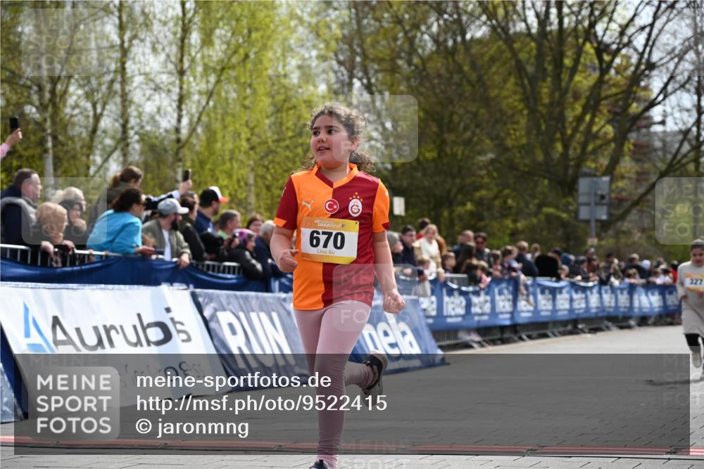 12.04.2026 - 45. Internationalen Wilhelmsburger Insellauf J. Mangold http://msf.ph/oto/9522415 12.04.2026 14:22:37 Ziel 1629, 56, 670, 327 meine-sportfotos.de