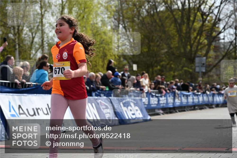 12.04.2026 - 45. Internationalen Wilhelmsburger Insellauf J. Mangold http://msf.ph/oto/9522418 12.04.2026 14:22:38 Ziel 670, 327 meine-sportfotos.de