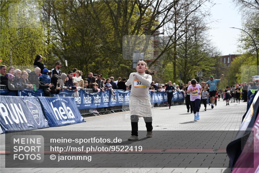 12.04.2026 - 45. Internationalen Wilhelmsburger Insellauf J. Mangold http://msf.ph/oto/9522419 12.04.2026 14:22:40 Ziel 670, 327, 1609 meine-sportfotos.de