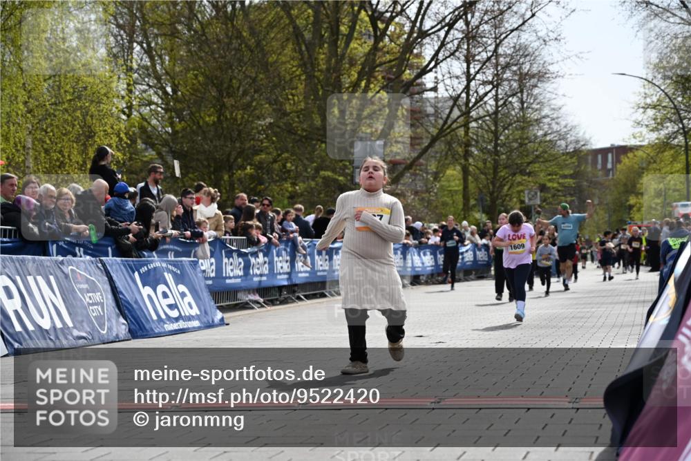 12.04.2026 - 45. Internationalen Wilhelmsburger Insellauf J. Mangold http://msf.ph/oto/9522420 12.04.2026 14:22:40 Ziel 670, 327, 1609 meine-sportfotos.de
