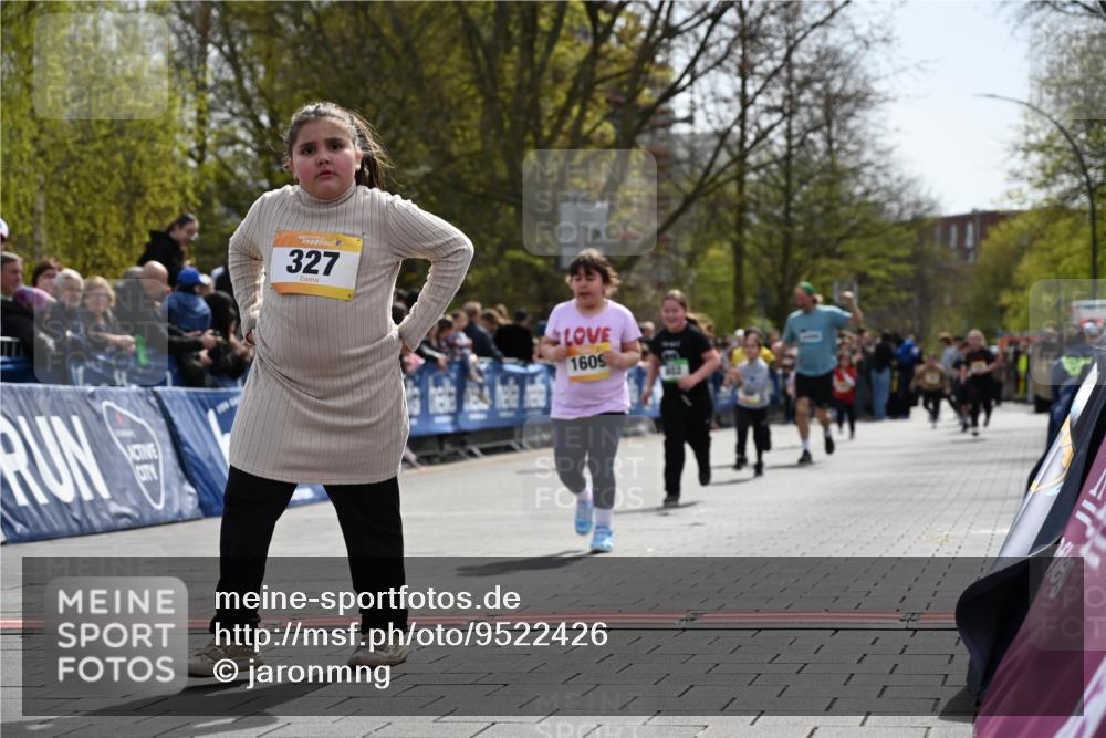 12.04.2026 - 45. Internationalen Wilhelmsburger Insellauf J. Mangold http://msf.ph/oto/9522426 12.04.2026 14:22:42 Ziel 327, 1609 meine-sportfotos.de