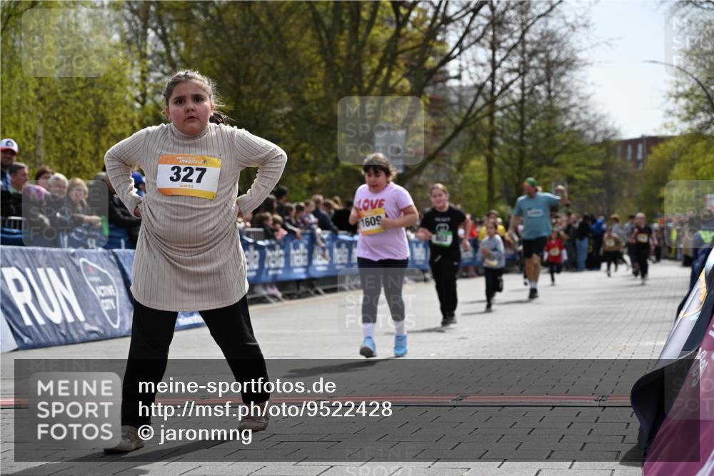 12.04.2026 - 45. Internationalen Wilhelmsburger Insellauf J. Mangold http://msf.ph/oto/9522428 12.04.2026 14:22:43 Ziel 327, 1609, 780 meine-sportfotos.de