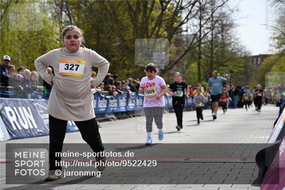 12.04.2026 - 45. Internationalen Wilhelmsburger Insellauf J. Mangold http://msf.ph/oto/9522429 12.04.2026 14:22:43 Ziel 327, 1609, 780 meine-sportfotos.de
