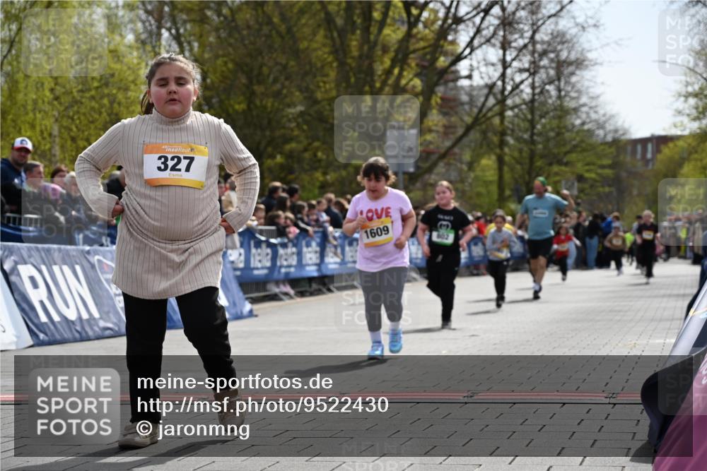 12.04.2026 - 45. Internationalen Wilhelmsburger Insellauf J. Mangold http://msf.ph/oto/9522430 12.04.2026 14:22:43 Ziel 327, 1609, 780 meine-sportfotos.de