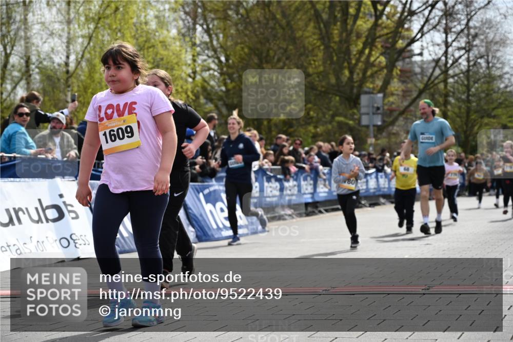 12.04.2026 - 45. Internationalen Wilhelmsburger Insellauf J. Mangold http://msf.ph/oto/9522439 12.04.2026 14:22:45 Ziel 327, 1609, 780, 743, 778, 779 meine-sportfotos.de