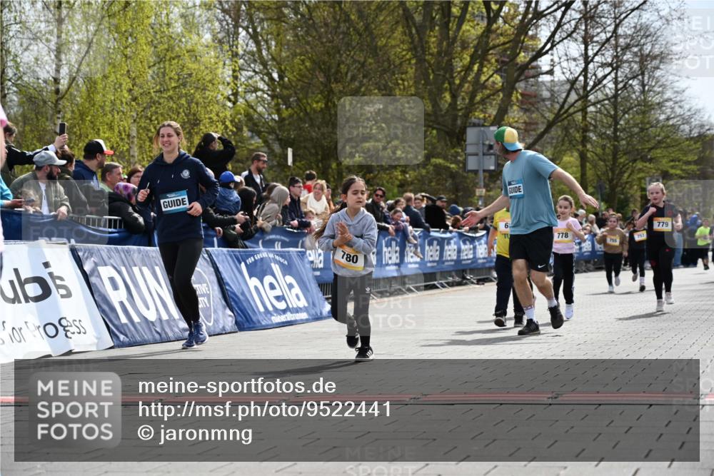 12.04.2026 - 45. Internationalen Wilhelmsburger Insellauf J. Mangold http://msf.ph/oto/9522441 12.04.2026 14:22:46 Ziel 1609, 780, 743, 778, 779 meine-sportfotos.de
