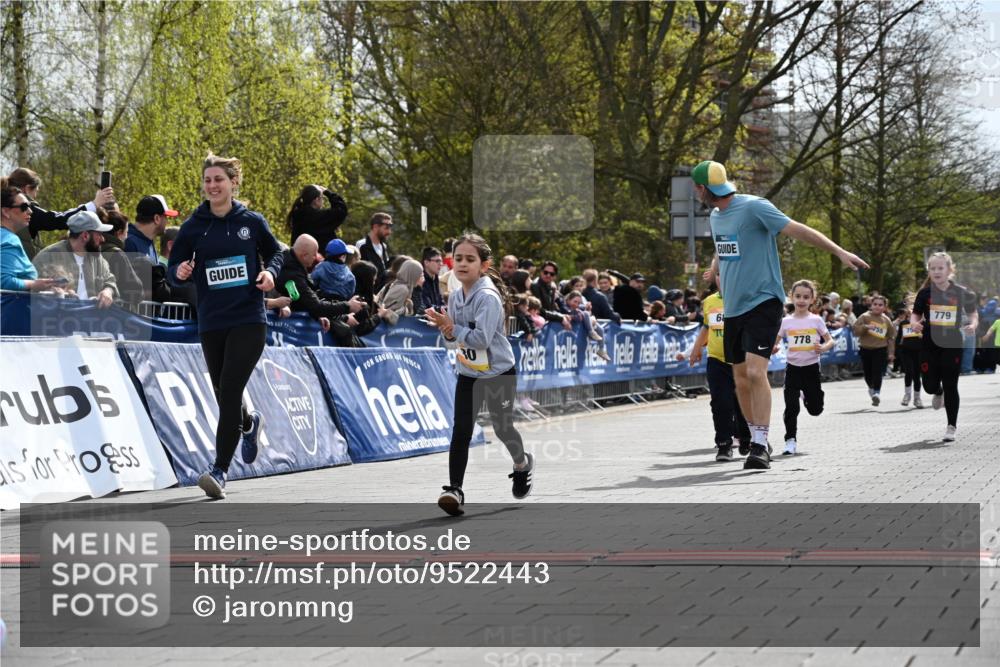 12.04.2026 - 45. Internationalen Wilhelmsburger Insellauf J. Mangold http://msf.ph/oto/9522443 12.04.2026 14:22:46 Ziel 1609, 780, 743, 778, 779 meine-sportfotos.de
