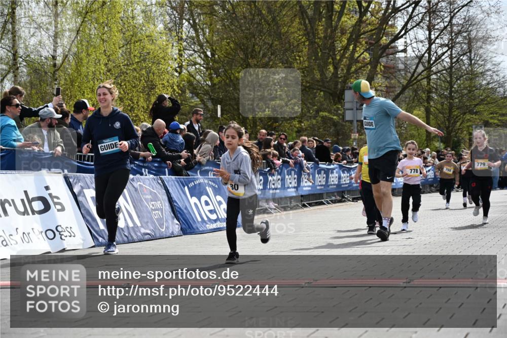 12.04.2026 - 45. Internationalen Wilhelmsburger Insellauf J. Mangold http://msf.ph/oto/9522444 12.04.2026 14:22:46 Ziel 1609, 780, 743, 778, 779 meine-sportfotos.de