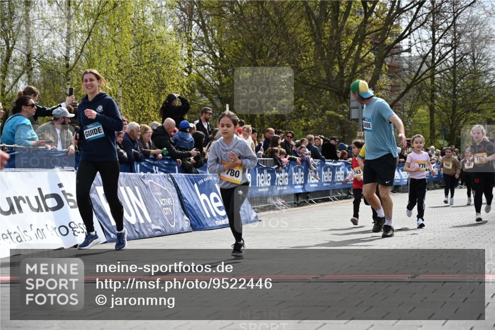 12.04.2026 - 45. Internationalen Wilhelmsburger Insellauf J. Mangold http://msf.ph/oto/9522446 12.04.2026 14:22:47 Ziel 1609, 780, 743, 778, 779, 68 meine-sportfotos.de