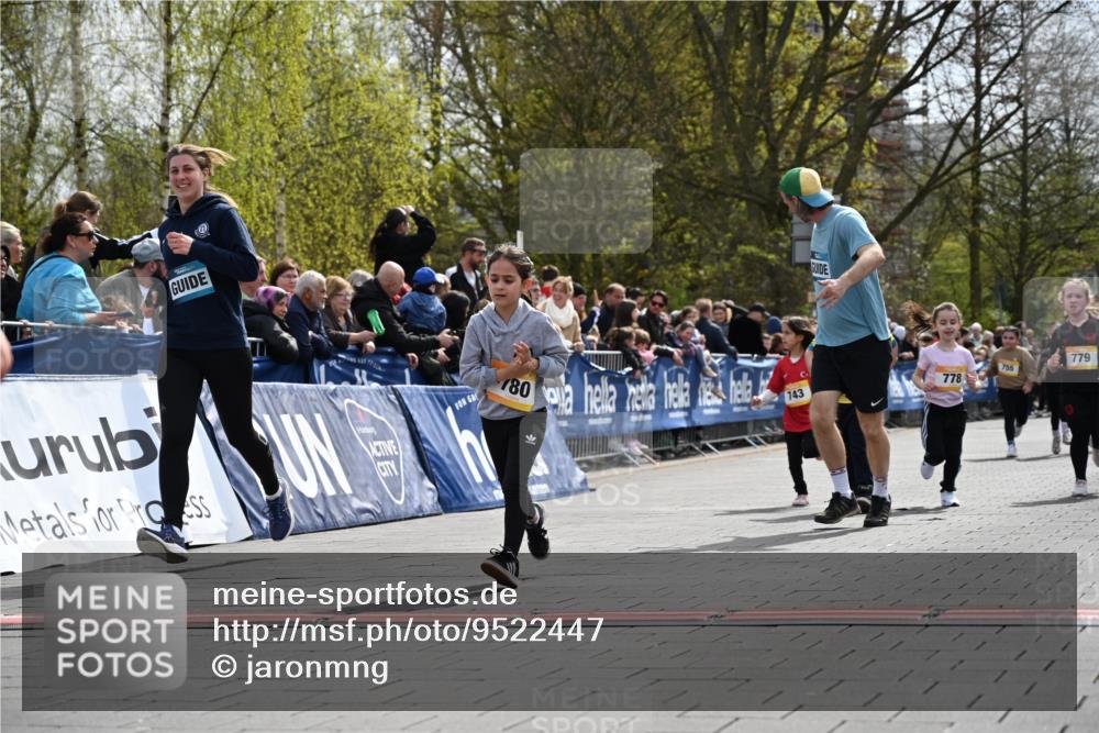 12.04.2026 - 45. Internationalen Wilhelmsburger Insellauf J. Mangold http://msf.ph/oto/9522447 12.04.2026 14:22:47 Ziel 1609, 780, 743, 778, 779, 68 meine-sportfotos.de